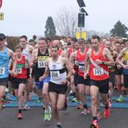 Ed Hobbs amongst the front runners at the start of the Thirsk 10. Photo credit: Paul Chapman