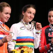 Lizzie Armitstead shows off her world championship gold medal
